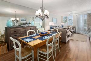 Una cocina y una sala de estar con mesa y sillas. en North Breakers #402, en Saint Simons Island
