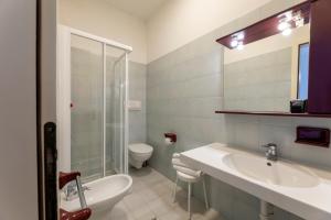 Vannituba majutusasutuses Hi Hotels Riva del Garda