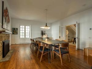 a large dining room with a table and chairs at Domaine Fairbanks in La Malbaie