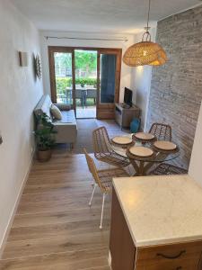 Et opholdsområde på Apartment 5 minutes from the beach!