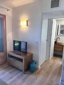 Et tv og/eller underholdning på Apartment 5 minutes from the beach!