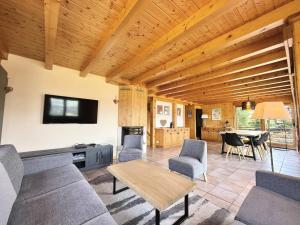 un salon avec un canapé et une table dans l'établissement Chalet Cristal - Chalet de charme avec sauna et superbe vue sur le MOnt Charvin et les Aravis MAE-1154, à Crest-Voland