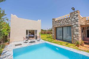 Bazén v ubytování Villa paisible à Bouzama-Essa nebo v jeho okolí