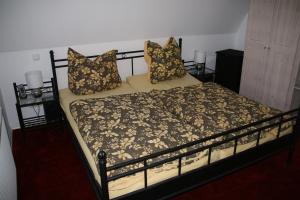 ein Bett mit zwei Kissen auf einem Zimmer in der Unterkunft Ferienhaus Klein in Dresden