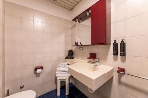Vannituba majutusasutuses Hi Hotels Riva del Garda