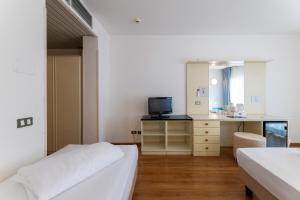 Televiisor ja/või meelelahutuskeskus majutusasutuses Hi Hotels Riva del Garda