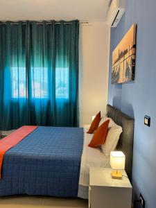 Un dormitorio con una cama y una cortina azul. en Premium Venice Residence, en Venecia