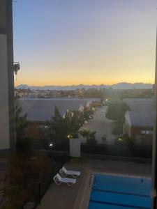 vistas a la puesta de sol de un aparcamiento y una piscina en Smart Apartment, en Antalya
