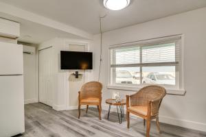 una cucina con due sedie, un tavolo e una TV di Idyllic Pass-A-Grille Studio - Walk to the Beach! a St Pete Beach