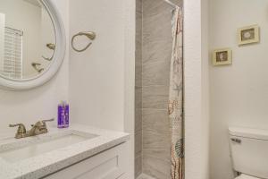 un bagno con lavandino e doccia di Idyllic Pass-A-Grille Studio - Walk to the Beach! a St Pete Beach Altre 25 foto