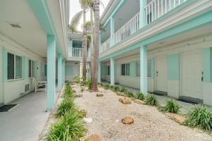 un corridoio di un condominio con palme di Idyllic Pass-A-Grille Studio - Walk to the Beach! a St Pete Beach