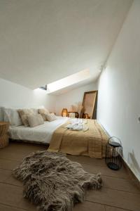 1 dormitorio con 1 cama grande y alfombra en el suelo en my sofita luxury stay, en Édessa