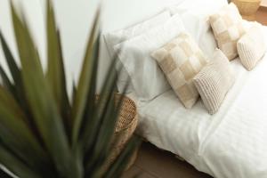 un sofá blanco con almohadas y una maceta en my sofita luxury stay, en Édessa 10 fotos más