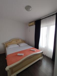 a bedroom with a bed with two towels on it at Apartmani Vidušin in Novalja
