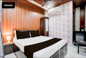 Postel nebo postele na pokoji v ubytování Hotel Amma bhau residency Lokhandwala Complex Andheri west Mumbai