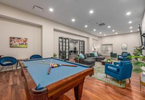 Biliár nebo kulečník v ubytování Luxury Condo l DT l Playhouse Square l Sofa Bed