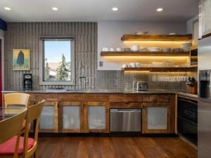 Kuchyň nebo kuchyňský kout v ubytování Vail 21 - CoralTree Residence Collection