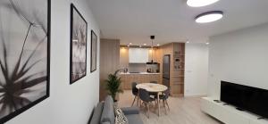 Η κουζίνα ή μικρή κουζίνα στο Apartament Zabawa