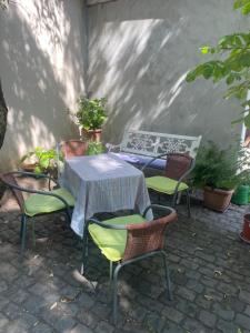 eine Terrasse mit einem Tisch und Stühlen sowie einem Tisch und Stühlen in der Unterkunft Dein Rückzugsort in der Pfalz in Ruppertsberg