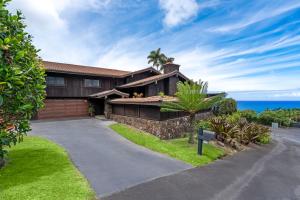 una casa con entrada para autos frente al mar en Ailina House, en Kailua-Kona