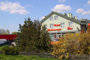 ein Haus mit roten Blumen auf der Seite in der Unterkunft Extrans in Olchowa