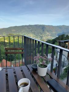ein Holztisch mit zwei Tassen Kaffee auf einem Balkon in der Unterkunft Casa da Foz by Gerês Casas in Ventosa