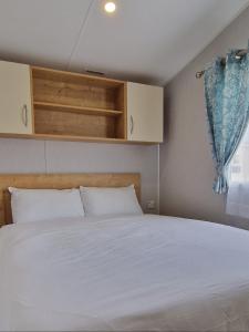 Postel nebo postele na pokoji v ubytování Ashleigh Cozy 2 Bed Caravan at West Sands Holiday Park
