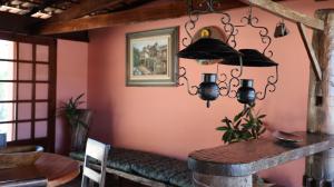 een eetkamer met een tafel en een kroonluchter bij Haras Santa Amalia - Nova União MG in União de Caeté