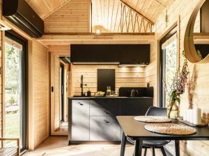 a kitchen and dining room of a tiny house at Sosnowy Szept in Karpacz