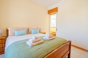 a bedroom with two towels on a bed at Casa Ocean Breeze, Two bedrooms, 100m from the beach! in Portimão