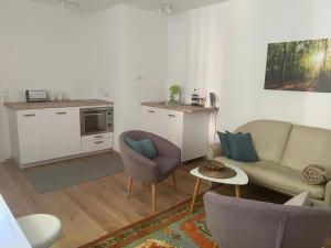 ein Wohnzimmer mit Sofa und Tisch in der Unterkunft Dein Rückzugsort in der Pfalz in Ruppertsberg