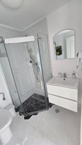 Phòng tắm tại Tiny Village Mamaia Nord - House 4