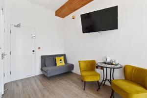 a living room with a tv and a table and chairs at Angel Townhouse in London