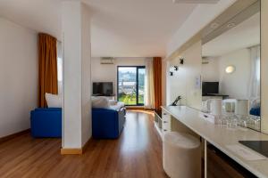 Televiisor ja/või meelelahutuskeskus majutusasutuses Hi Hotels Riva del Garda