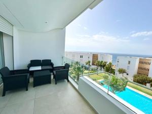 Πισίνα στο ή κοντά στο Ocean & Pool View Flat - 2 Bedrooms & Terrace