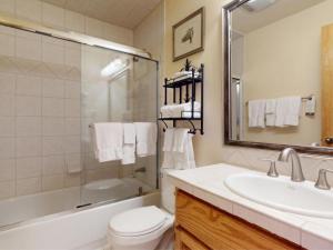 Un baño de Enzian - CoralTree Residence Collection