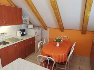 Kuchyňa alebo kuchynka v ubytovaní Apartments in Zalakaros 20662