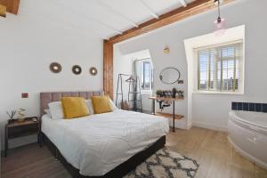 a bedroom with a bed and a bath tub at Angel Townhouse in London