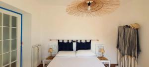 Un dormitorio con una cama y una lámpara de araña. en Villa Mimosa, en Bergeggi