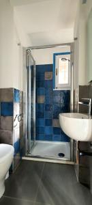Un baño con ducha, lavabo e inodoro. en Villa Mimosa, en Bergeggi 35 fotos más