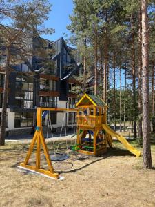 セルビアディヴツィバレにあるApartman Aspen Divcibareの公園内の遊具2台付き遊び場