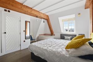 a bedroom with a bed and a bathroom with a tub at Angel Townhouse in London
