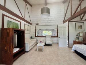 a living room with a couch and a table at Casa De La O Yautepec in Yautepec de Zaragoza