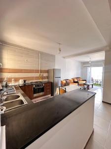 una cocina con estufa y encimera en Appartement d'été F2 pour familles, en Boumerdes