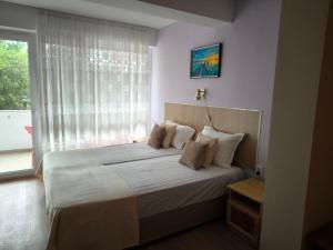 una camera da letto con un letto grande con una finestra di Familia Fantastiko a Kiten Altre 77 foto