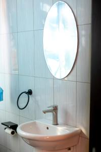 un baño con lavabo y espejo en Goshen Luxury Apartment C1, en Kampala 6 fotos más