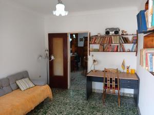 a living room with a desk and a couch at Cordoba 334 in Vedia