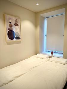 Ένα ή περισσότερα κρεβάτια σε δωμάτιο στο Bright & Cozy Studio - Central Location +3 φωτογραφίες