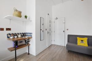 a living room with a couch and a table at Angel Townhouse in London