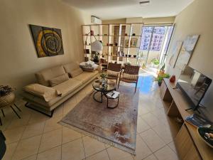 een woonkamer met een bank en een tafel bij Tirana Center Apartment 12 in Tirana